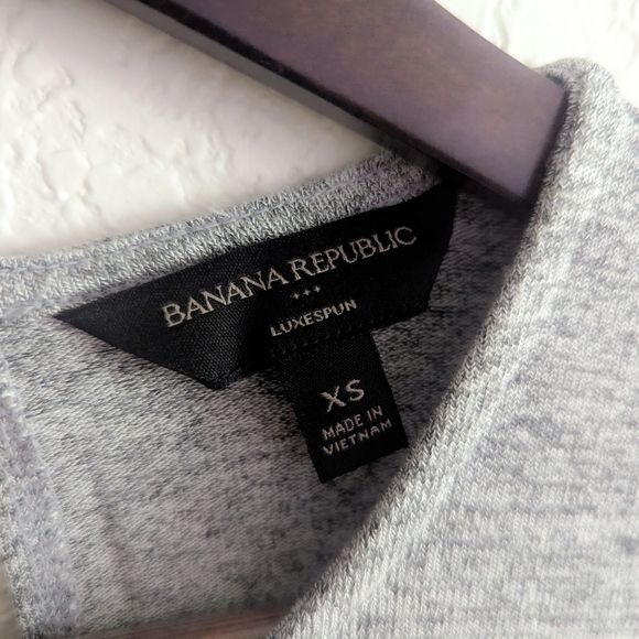 Banana Republic Grey Sweater - Picture 4 of 4
